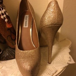 Super cute Gold glitter pumps