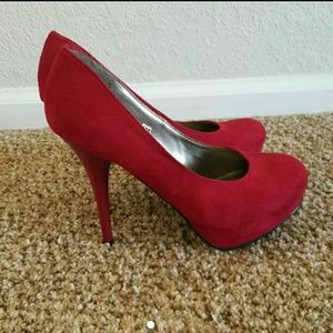 ❌SOLD❌Never worn Red Pumps