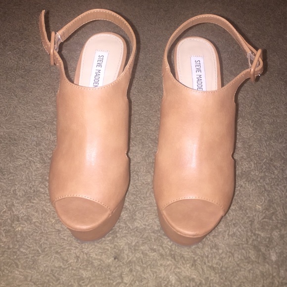 STEVE MADDEN Tan 'Edgey' Peep Toe Sandal