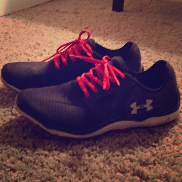 Men's Under Armour running shoe 9.5 black and red
