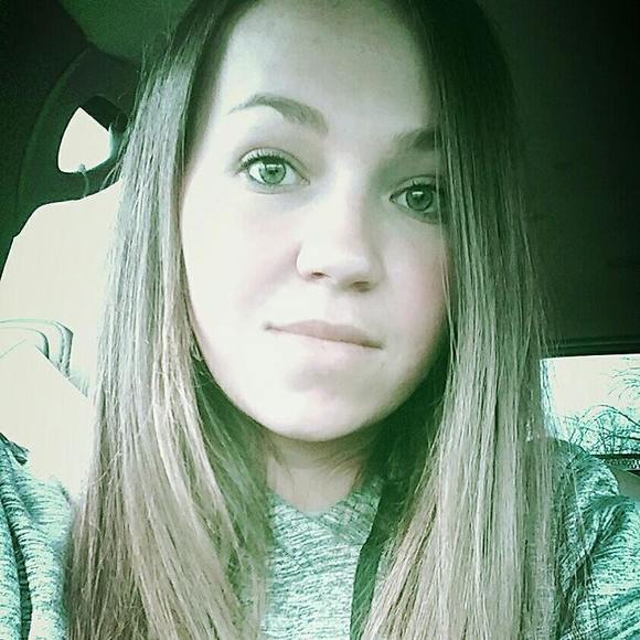 Meet your Posher, Cynthia - Picture 1 of 1