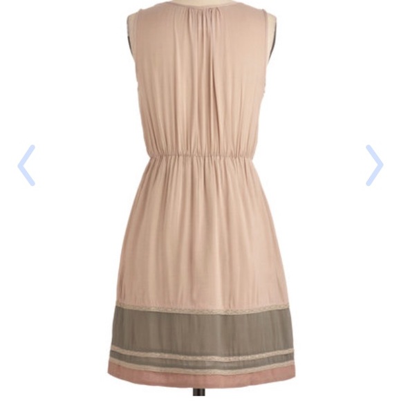 SOLD ! Sweet ruffled dress - Picture 2 of 4