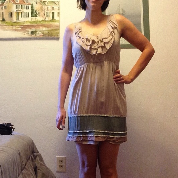 SOLD ! Sweet ruffled dress - Picture 4 of 4