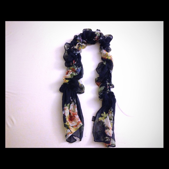 RUE 21 FLORAL SCARF