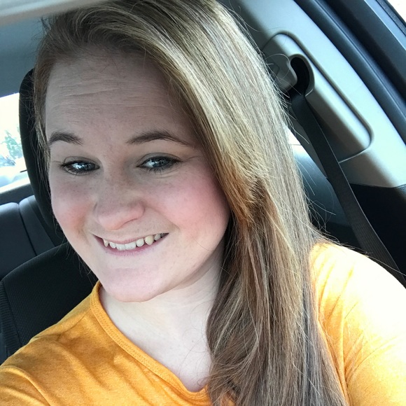 Meet your Posher, Courtney - Picture 2 of 3