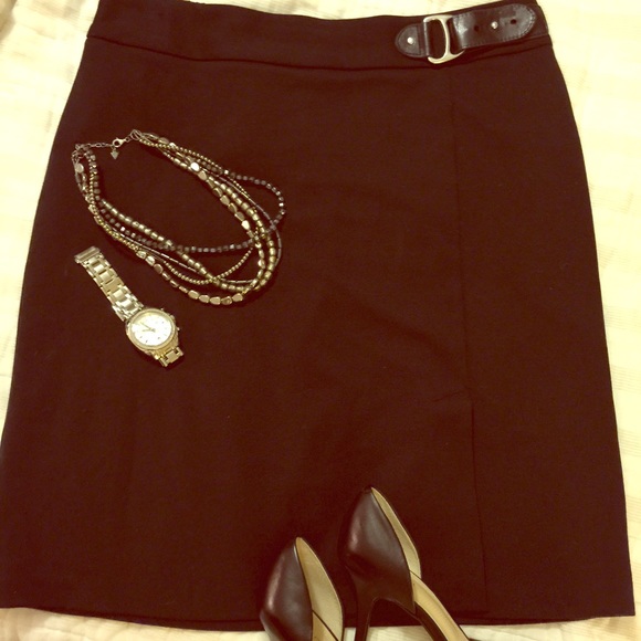Black knit skirt with belt