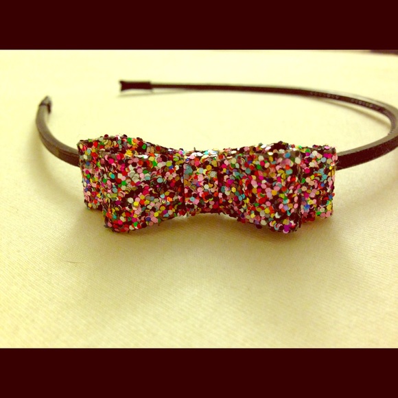 CUTE HEADBAND W/ GLITTERY BOW!