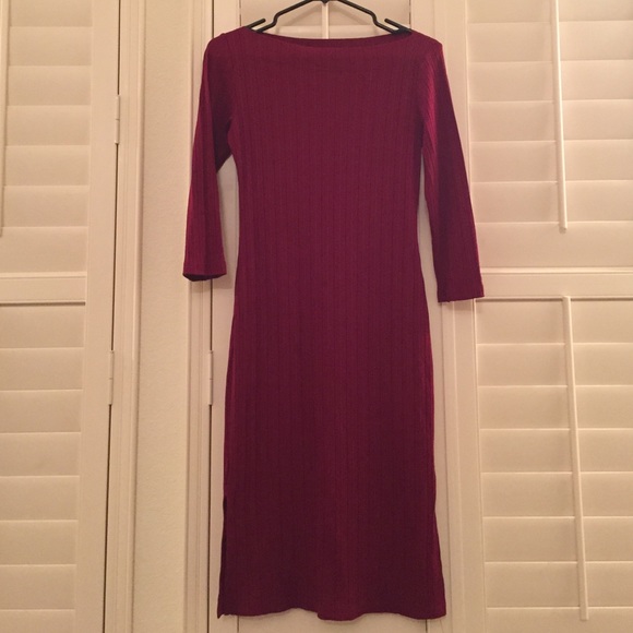 Sleek burgundy dress with 3/4 sleeves