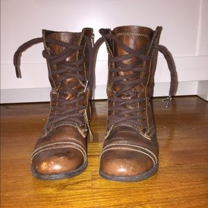 STEVE MADDEN TROOPA SIZE 6.5