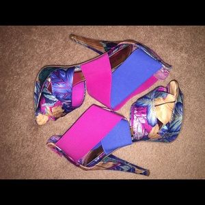 Bumper popping floral high-heeled sandals: Size 7