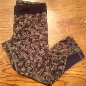 Lululemon jungle camo inspire crops sz 8 EUC