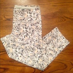 Lululemon Not so petit Fluer wunder under crops 8