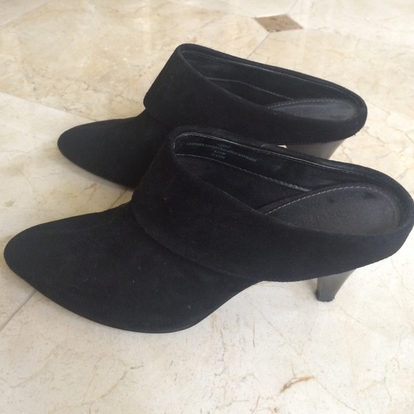 Liz Clairborne black suede pointed bootie - Picture 2 of 4