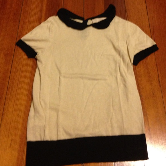 Short sleeve knit sweater.