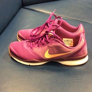 Nike In-Season TR 4-- WMNS 10-- Bold Berry