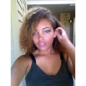 Meet your Posher, Camia