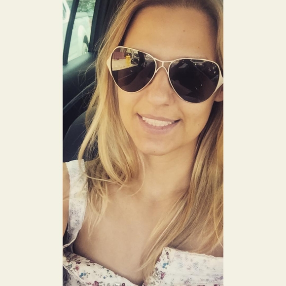 Meet your Posher, Tania