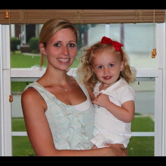 Meet your Posher, Juliana - Picture 3 of 4