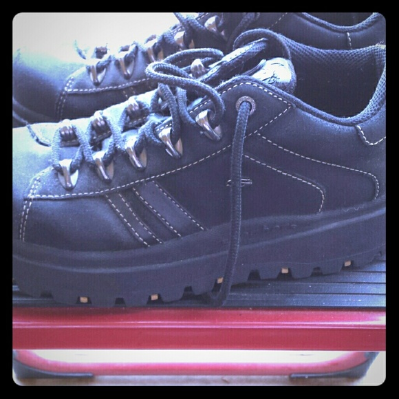 Woman's low top skechers