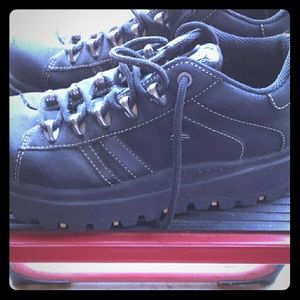 Woman's low top skechers