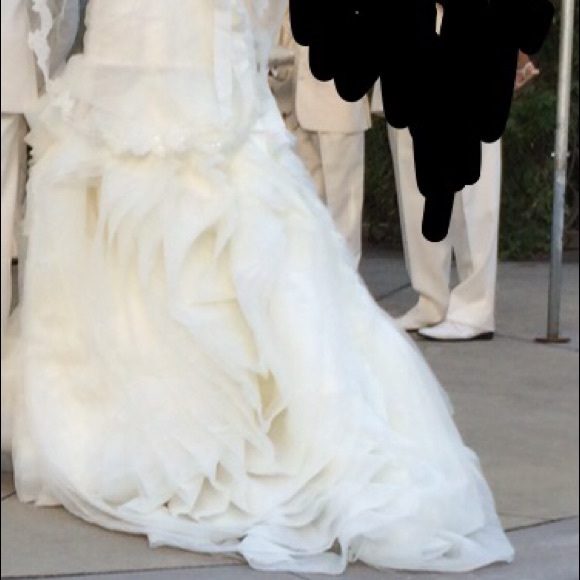 Vera Wang size 12 Ivory wedding dress - Picture 2 of 4