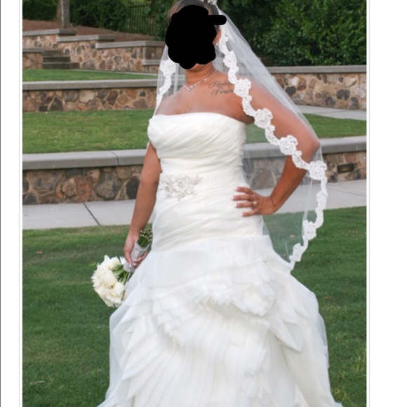 Vera Wang size 12 Ivory wedding dress - Picture 4 of 4