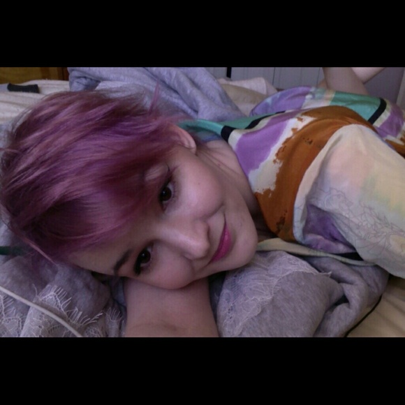 Meet the posher, Colleen - Picture 1 of 2