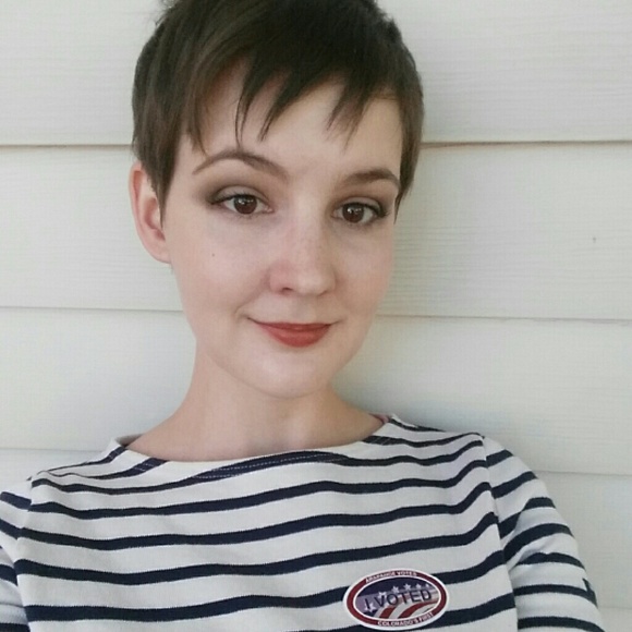 Meet the posher, Colleen - Picture 2 of 2