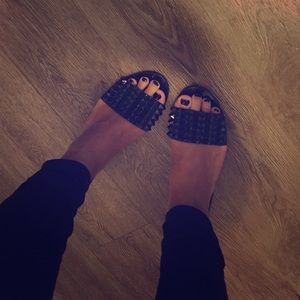 • blk spiked flats •