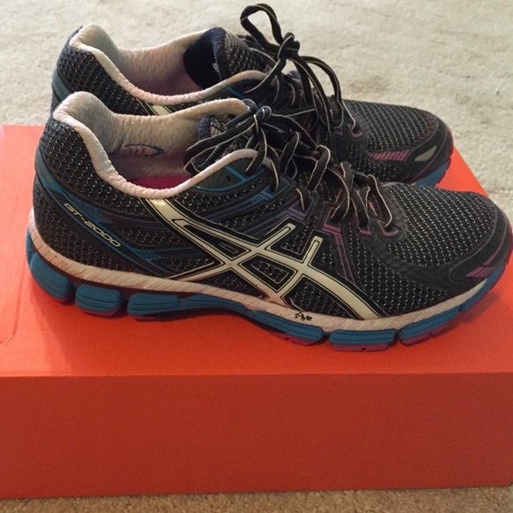 Running shoes - Picture 1 of 3