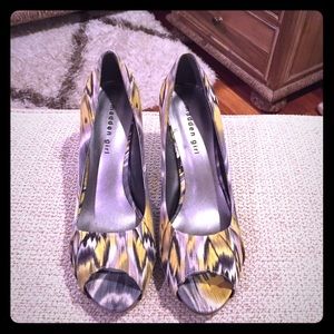 Black white and yellow pumps!