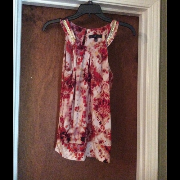 Sleeveless top..