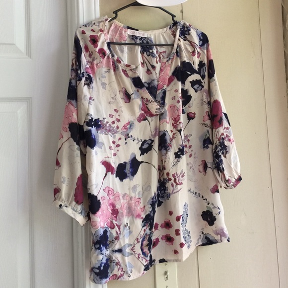 Very cute flowy floral patterned top.