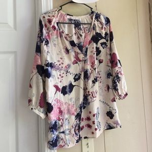 Very cute flowy floral patterned top.