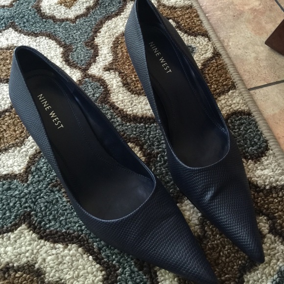 Navy dress pump