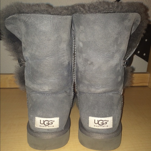 SOLD 💥💥Grey Bailey Button UGGs - Picture 2 of 3
