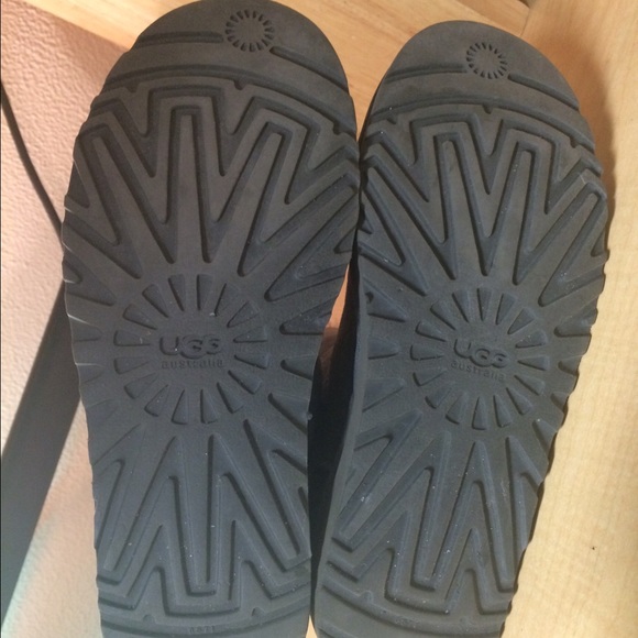 SOLD 💥💥Grey Bailey Button UGGs - Picture 3 of 3