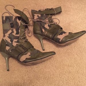 Army print lace up boots