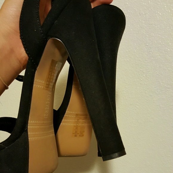 SOLD IN BUNDLE xx Black suede platform heels gold - Picture 3 of 4