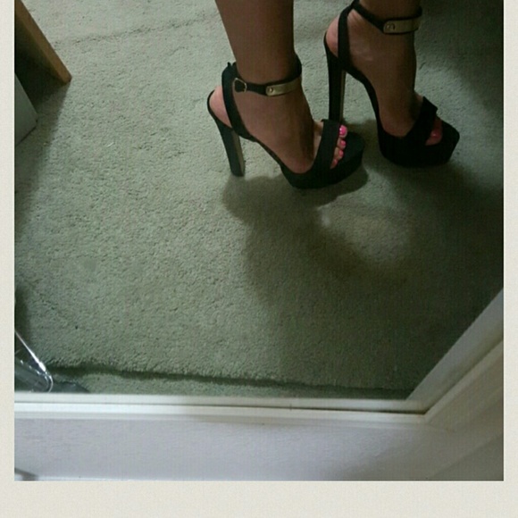 SOLD IN BUNDLE xx Black suede platform heels gold - Picture 4 of 4