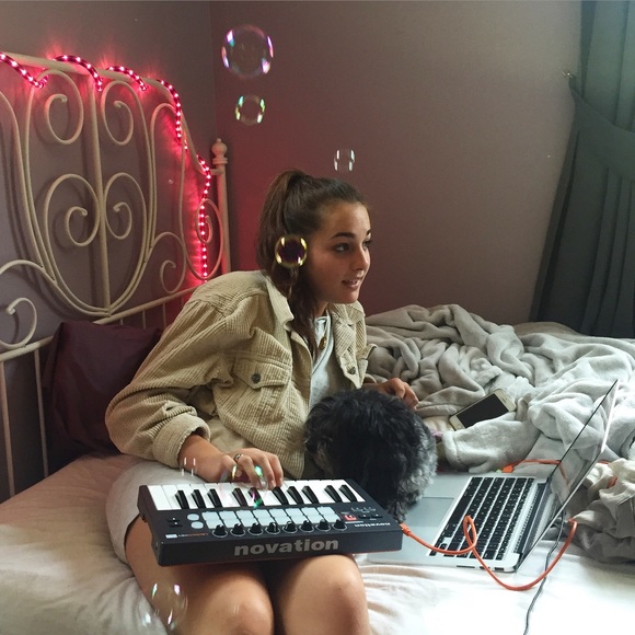 MEET YOUR POSHER - Picture 4 of 4