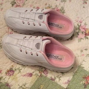 Skechers sport shoes . Nice shoes ! Pink/white