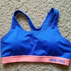 Nike shelf sports bra