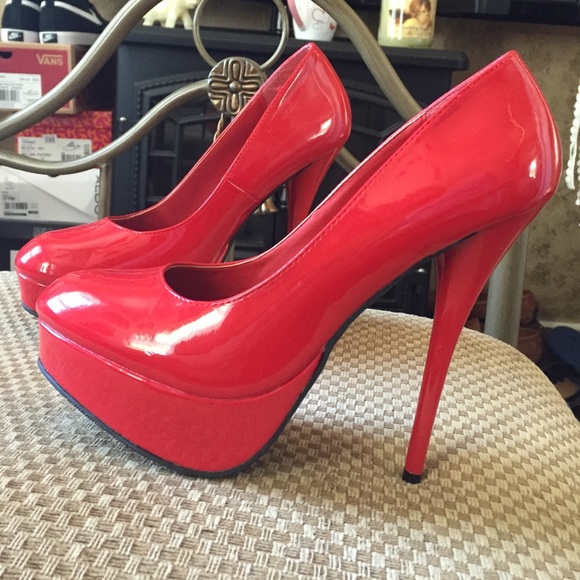 ❌❌SOLD❌❌Red patent pumps
