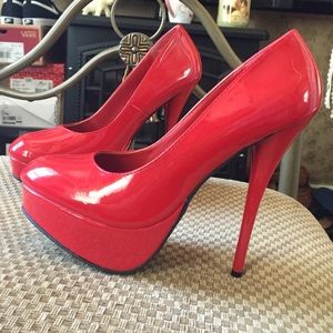 ❌❌SOLD❌❌Red patent pumps
