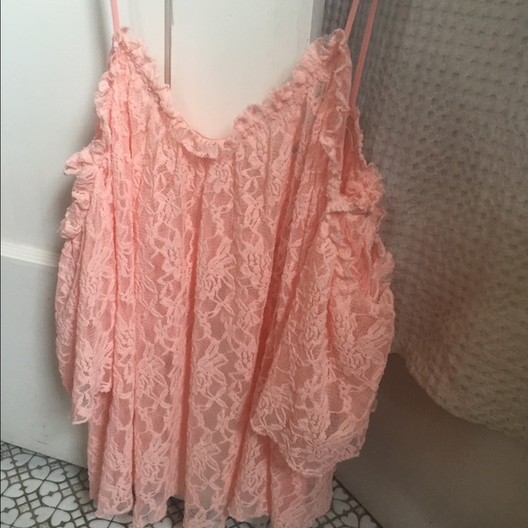 Kimchi Blue cut out shoulder top. Pink. Large