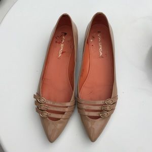 Patent leather flat shoes