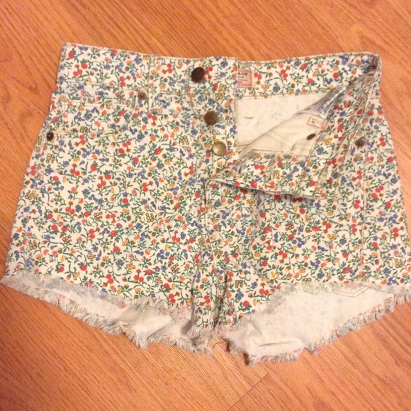 GUESS high waisted jean short