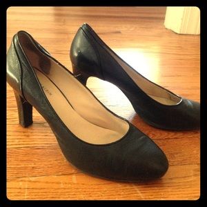 The perfect leather work pump for woman on the go