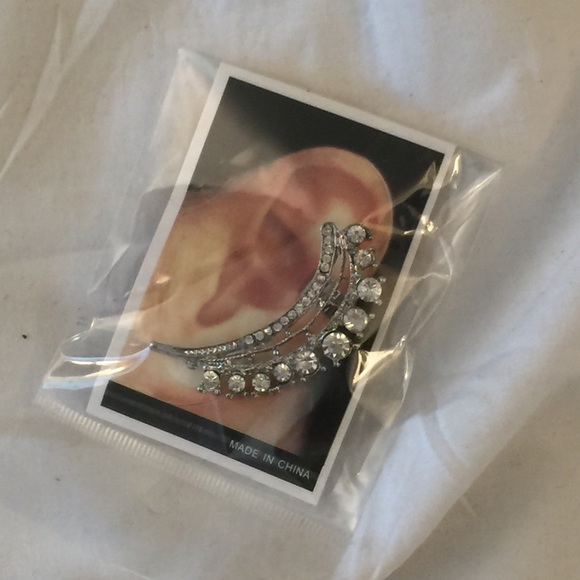 Cute Ear Cuff - GREAT FOR BUNDLING! 👍🏾 - Picture 2 of 2